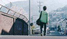 不用太懊悔蹉跎岁月，时间前行，人亦该前行