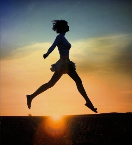 我们无法预见自己的生活，我们必须努力工作