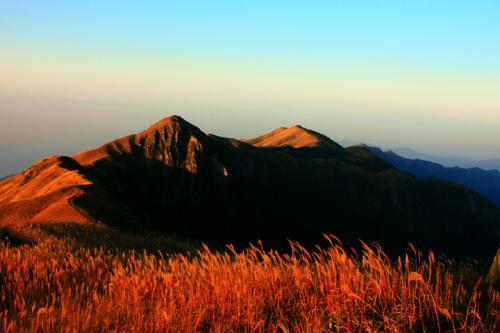 一个描述山脉的好句子