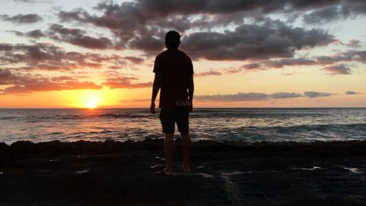 在夕阳下，父亲越来越小