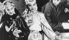 红颜弹指老，刹那芳华