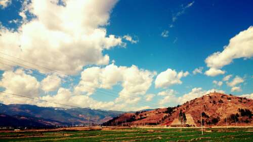 女孩发出快乐幽默的句子