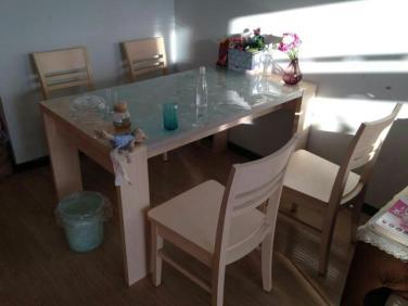 在桌旁为一个家庭写600字