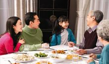 餐桌上的一家人作文