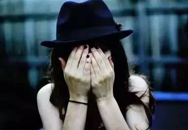 当我想到它时会很痛，当我触摸它时会很伤心