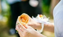 疼是别人给的，伤是自己好的