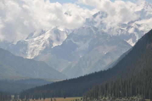 读了《阿莱泰角》后,阿勒泰在蔚蓝的天空下思考