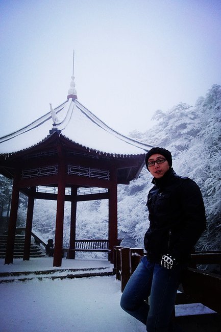 描述峨眉山金顶峰的组成