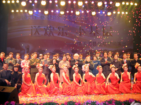 毛委员送棉衣服看