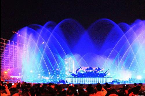 描述学校喷泉的组成