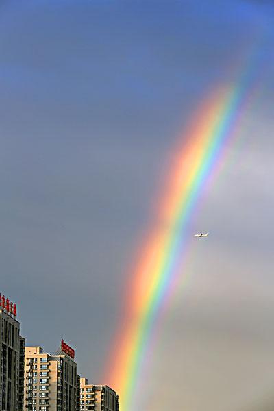 描绘雨后彩虹的构图