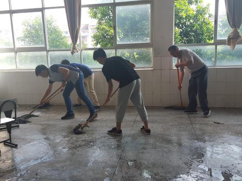 我学会了擦地板