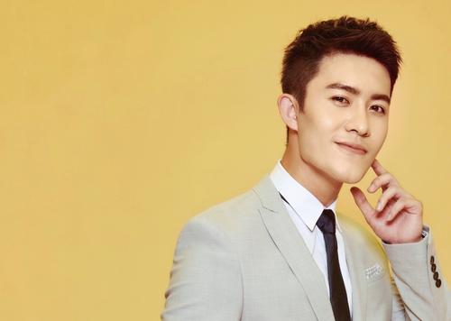 阅读后在阳光下微笑