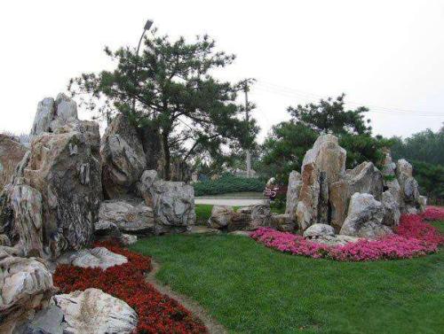 描述公园假山的构图