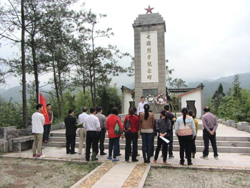 清明节烈士陵园扫墓构图