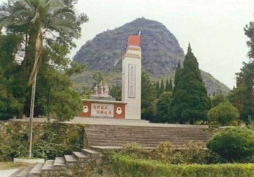 参观烈士陵园后