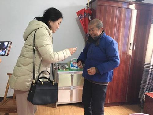 探访孤独的老人