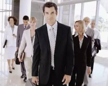 老板旁边通常有一个功能强大的手提袋