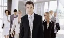 老板身旁常有个厉害的拎包人