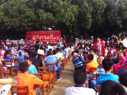 观察生活充满爱与感情