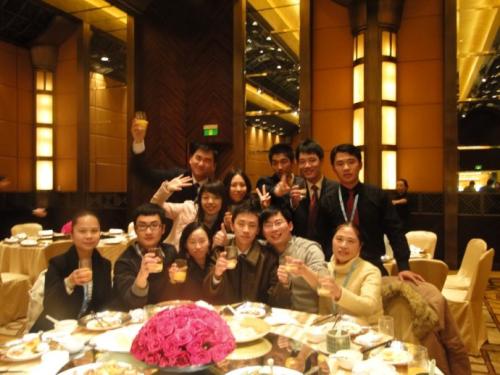 同事共进晚餐的快乐句子，同事谈论聚会非常开心2