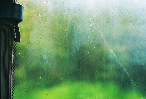 关于旅行，下雨和不快乐的句子