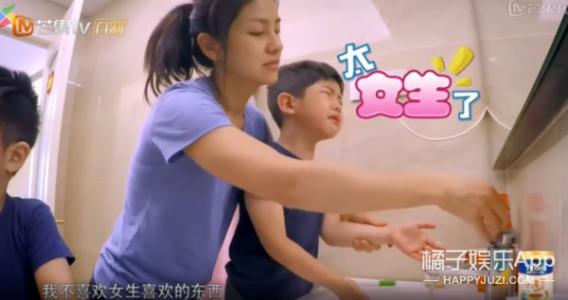 女孩喜欢男孩谈论