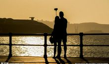 聊天内容有心酸有开心的句子，表示心酸还得表现开心的句子