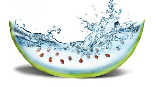 不高兴地假装高兴