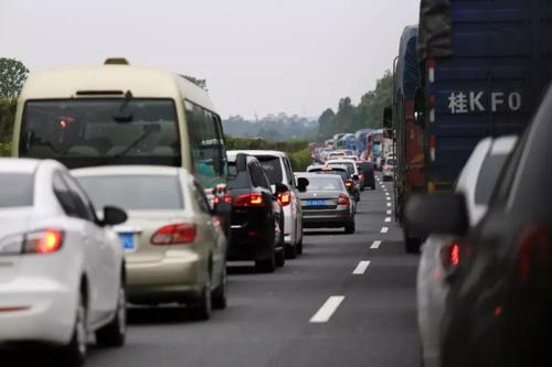 朋友在回家的路上打招呼