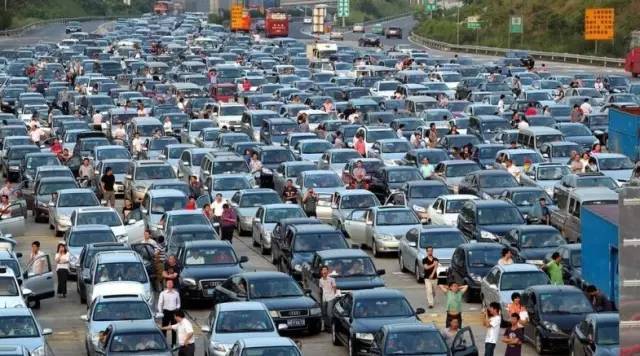 谈论高速公路上交通拥堵的情绪