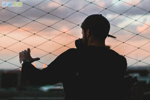 男性悲伤和失落谈论情绪短语