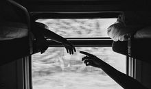 小情侣互相想念