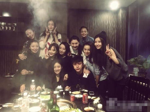 许多姐妹聚集在一起，派一个朋友圈谈论