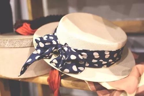 感到沮丧和无助,向Moments 1发送简短句子