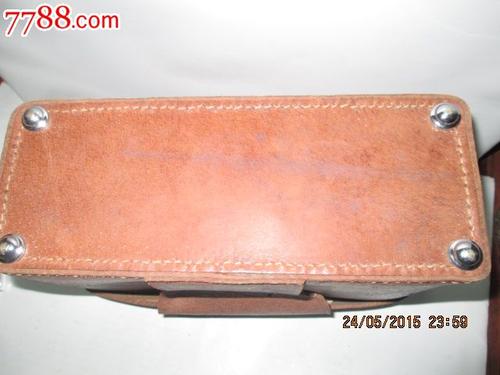 小皮包上的社交语录