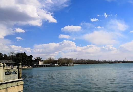 描述快乐动作的句子1