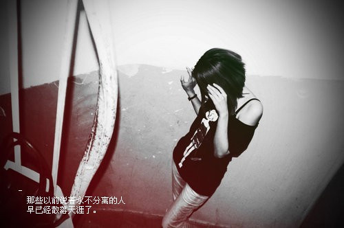 下雨的沮丧的女人