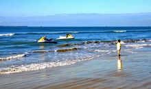 小朋友玩海水开心的句子