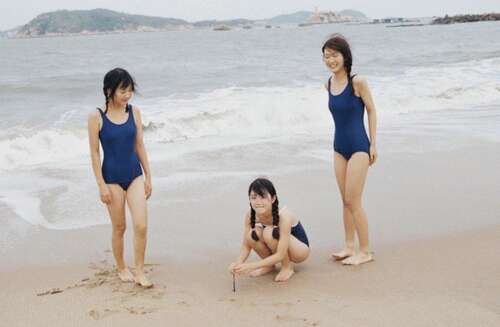 在沙滩上玩得开心