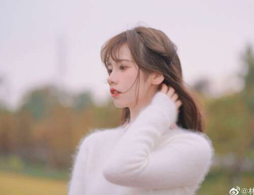 我在表面上感到快乐，在内部感到悲伤