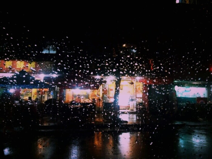 适于下雨天的感伤句子1