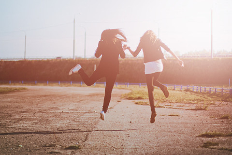 15，友谊是最纯粹的，最大，最简单，最普通的感觉，也是最浪漫，最悠久的，最坚固，永恒。