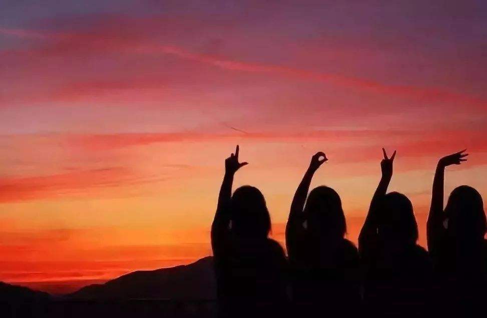 15.爱的诚意总是不仅仅是真正的黄金。真正的金不能。友谊比简单的线条好。无论你在哪里,发生了什么,它会带你从禁令深处,这将是一个推向未来的线。这条线是一个坚实的国家,除非你个人打破它,别人被切断了。