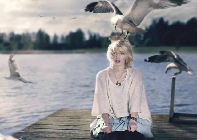 15.当海浪的秋雨逐渐下降时,我发现浪漫的秋天已经悄悄地走了,这一刻很可能会忘记,唯一不能被遗忘的是酷,请加衣服。