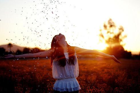 15.当爱情来时,当然是幸福。然而,这种幸福是付钱,还要学会接受失望,痛苦和离开。从那以后,我的生活并不纯粹。