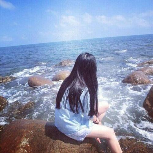 15.孤独永远不会摧毁某人,把你的头放在一个不适合你的圈子,你会摧毁别人。