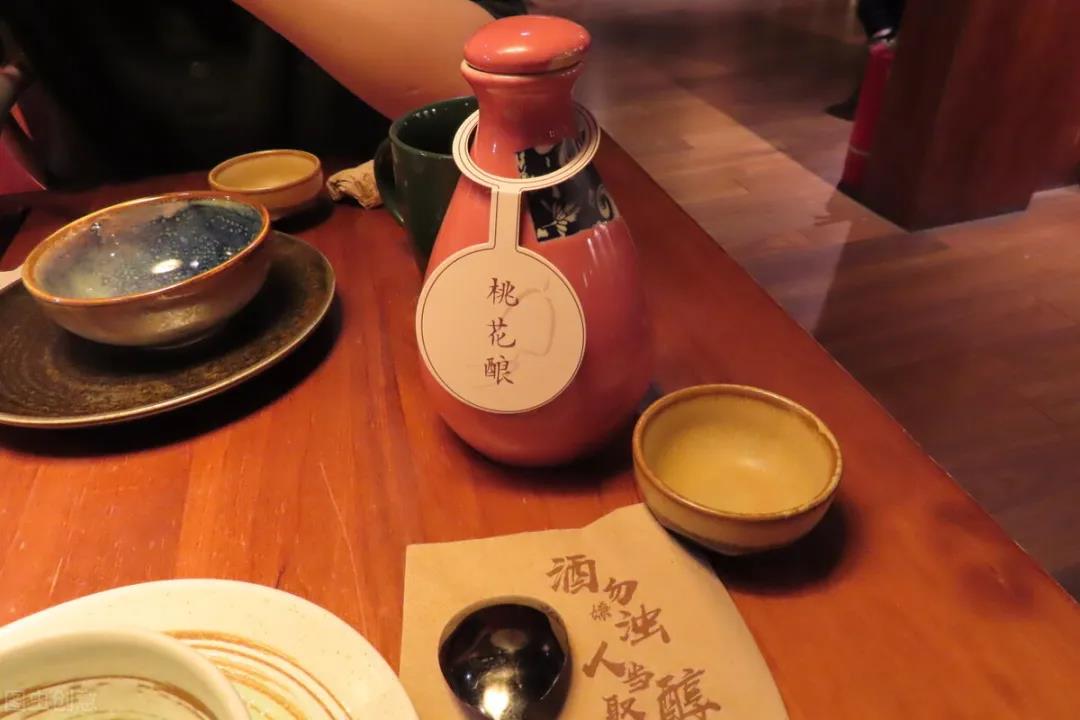 一个人支持一个非常疲惫的悲伤