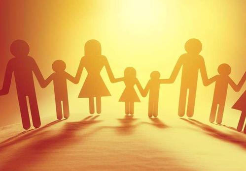 15.家庭的家庭就像广泛的土地和地球,它是无所不能的。也许你感觉不到你的亲人,但在你的好地方,他们到处都是,永远关心你。