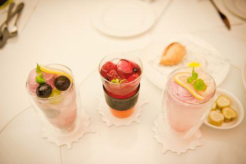 15.在历史悠久的河流中，有一个总是闪耀的明星，它是一个家庭。